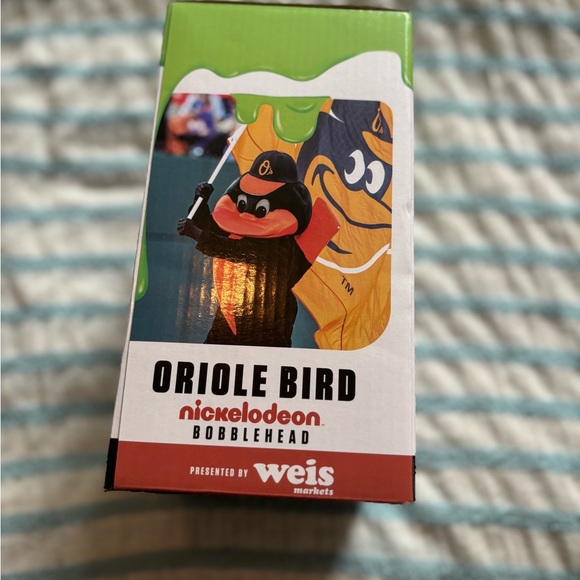 Nickelodeon Oriole bird being slimed - Picture 5 of 5